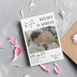 Invitación Únete a nuestro Boda de fotografía de tipografía m<br><div class="desc">Invitación nupcial informal y moderna con una combinación de letras y fuentes serif, nombres y fechas de boda en letras grandes, y fotos de los dos. Invitación a la boda fotográfica en blanco con fuentes negras personalizadas con dos fotos, en uno de los lados de la invitación. Invitación a la...</div>
