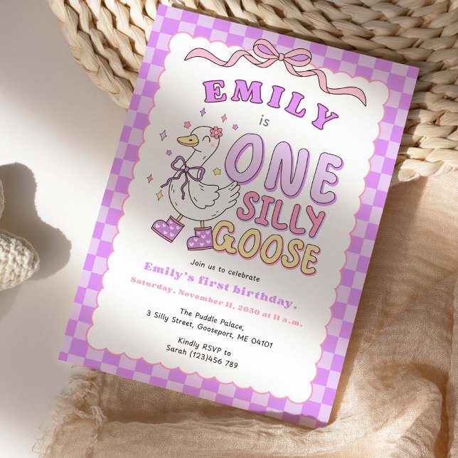Invitación Uno Silly Goose Morado - Cumpleaños de Niña Retro  (Purple Checkered "One Silly Goose"- Girl First Birthday Invitation)