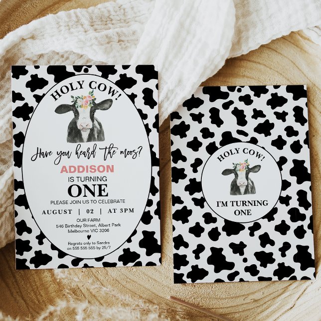 Invitación Vaca Blanca Negra Imprime Vaca Sagrada Primer Cump (Cow themed 1st birthday invitation featuring a cute cow, flowers and black and white cow print.)