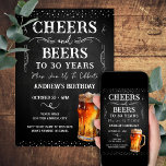 Invitación Vallas y cervezas 30 cumpleaños<br><div class="desc">Saludos y cervezas invitaciones de cumpleaños. Fácil de personalizar. Todo el texto es ajustable y fácil de cambiar para sus propias necesidades fiestas. Cartón y elementos de fondo rústico. El Chalkboard divertido gira y florece. Mug de cerveza acuarela. Invitaciones para él. Diseño de cumpleaños BBQ Bar o patio trasero. Cualquier...</div>