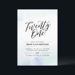 Invitación Veintiún acuarela azul 21 cumpleaños<br><div class="desc">Celebra tu día especial con esta simple invitación mínima de fiesta de cumpleaños 21. Este diseño presenta un elegante guión grabado con letras "Twenty one" con un fondo de textura suave azul y acuarela color menta. En mi tienda BaraBomDesign hay más invitaciones para adultos de cumpleaños y suministros para fiestas....</div>