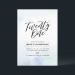 Invitación Veintiún acuarela azul 21 cumpleaños<br><div class="desc">Celebra tu día especial con esta simple invitación mínima de fiesta de cumpleaños 21. Este diseño presenta un elegante guión grabado con letras "Twenty one" con un fondo de textura suave azul y acuarela color menta. En mi tienda BaraBomDesign hay más invitaciones para adultos de cumpleaños y suministros para fiestas....</div>