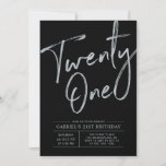 Invitación Veintiuno | Silver y Black 21st Birthday Fiesta<br><div class="desc">Celebra tu día especial con esta sencilla y elegante invitación a la fiesta de cumpleaños 21. Este diseño presenta un guión de broche plateado de moda "Twenty-one" con un diseño limpio sobre un fondo negro. Se puede personalizar el texto y el color de fondo. Más diseños disponibles en mi tienda...</div>