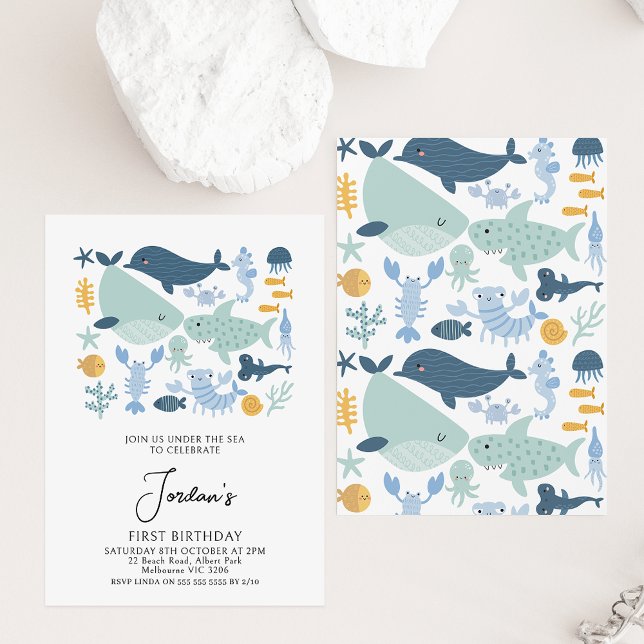 Invitación Verde azul moderno bajo el mar Niños primer cumple (Modern under the sea themed first birthday invitation featuring a whale, dolphin, shark and more.)