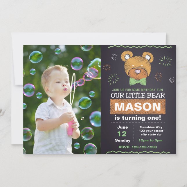 Invitación verde del cumpleaños del oso con la (Anverso)