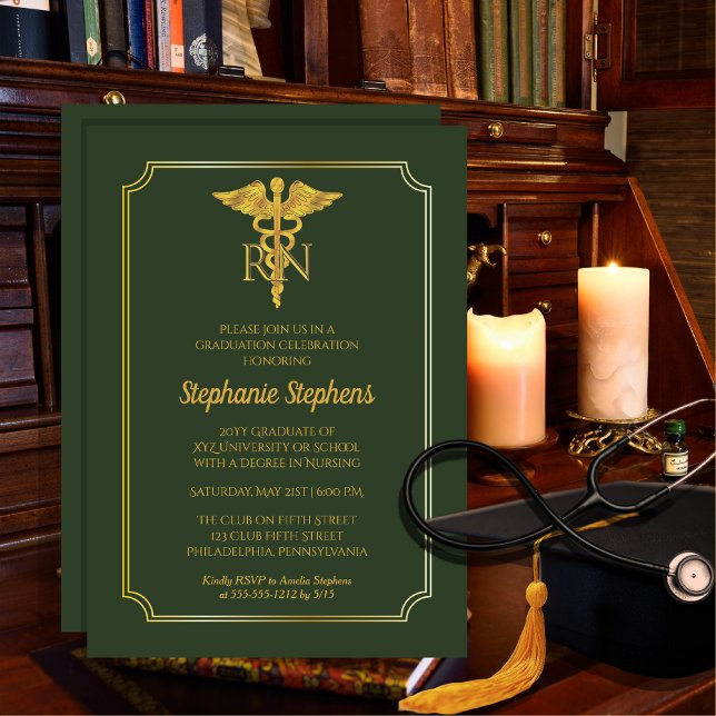 Invitación Verde elegante | Fiesta de Graduación RN de Enferm (Elegant Green | Gold Tone Nurse "RN" NonPhoto Graduation Announcement | Party Invitation  Print Digi)