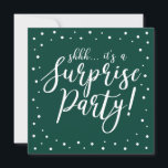 Invitación Verde y Blanco | Fiesta de Cumpleaños Sorpresa 60<br><div class="desc">Celebra tu día especial con esta plantilla de invitación de cumpleaños sorpresa moderna en blanco y verde. Este diseño presenta caligrafía texturizada dorada elegante y fondo de confeti. Puedes personalizar el texto para cualquier cumpleaños o evento. (21,  30,  40,  50,  60,  70,  80,  90,  100)</div>