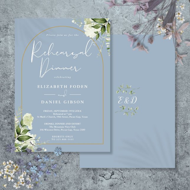 Invitación Verdor de arca dorada Dusty Blue Rehearsal Cena (Gold Arch Greenery Dusty Blue Rehearsal Dinner Invitation)