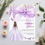 Invitación Vestido floral de arcos de lavanda Dulce 16<br><div class="desc">Un elegante fondo blanco,  decorado con una gran lavanda,  un arco violeta,  flores de glicinia,  mariposas y un chica vestido. Personalice y agregue un nombre y detalles del fiesta.</div>
