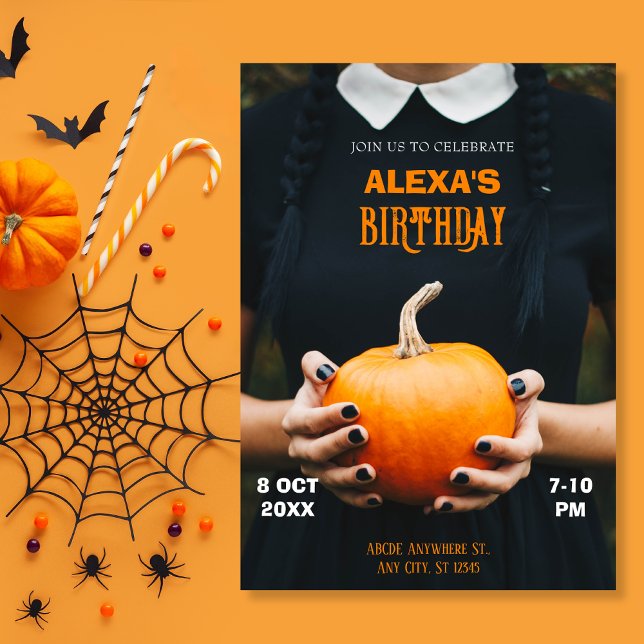 Invitación vestido negro chica sosteniendo el cumpleaños de l (Subido por el creador)