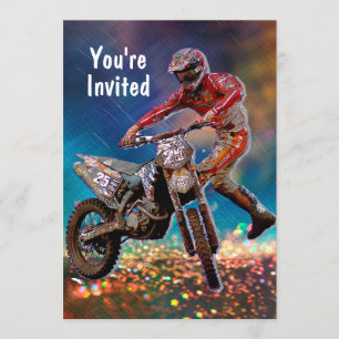 Invitación Viajero en bicicleta sucia en tormenta de lluvia