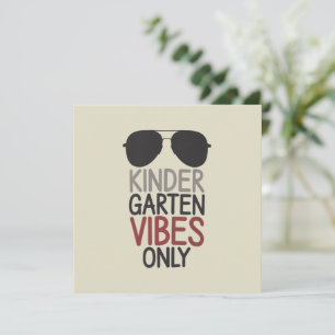 Invitación Vibraciones de jardín de infancia solo vuelta al c