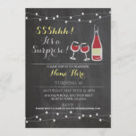 Invitación Vidrio de fiesta de cumpleaños Chalk rojo de CUALQ<br><div class="desc">El rústico fiesta sorpresa con botella de vino,  vasos y luces de cuerda. Perfecto para cualquier fiesta de cumpleaños. SIMPLEMENTE CAMBIE EL TEXTO PARA QUE SE ADAPTE A SU FIESTA. Se incluye copia de seguridad</div>