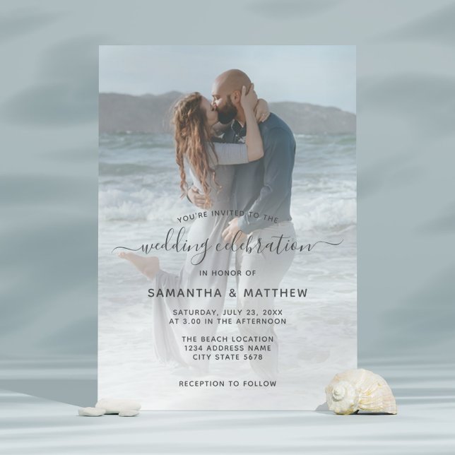 Invitación Vidrio marino Dusty Blue Couple Photo Beach Weddin (Beach wedding invitation
)
