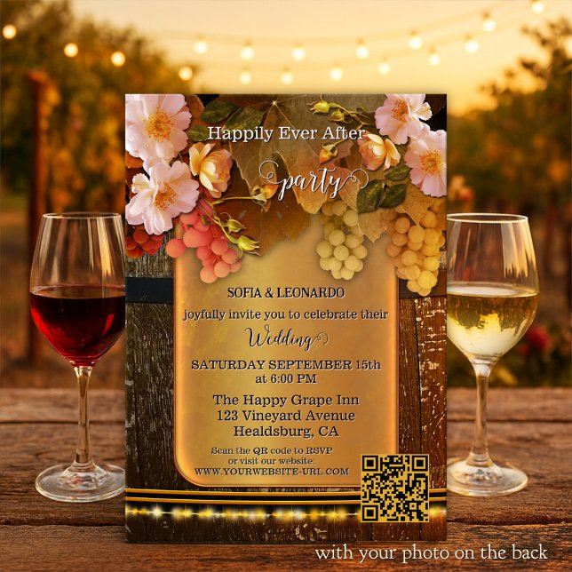 Invitación Viñedo de bodas Felices para Siempre (Happily ever after wedding invitation featuring grapes, flowers and string lights on a wine barrel)