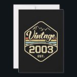 Invitación Vintage 2003 Est 18th Birthday Gift<br><div class="desc">Diseño de Regalos de Cumpleaños Guay Retro 2003 en estilo vintage y año de nacimiento. Graciosa idea de regalo de cumpleaños de 18 años. Nacido en 2003 por cumpleaños.</div>