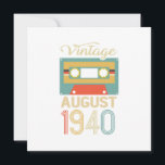 Invitación Vintage August 1940 80th Birthday 80 Year Gift<br><div class="desc">Viñeta de época Agosto de 1940 80th Birthday Gifts Design en estilo retro y su año de nacimiento. Agosto es el mes en que nacen las leyendas. Establecido en 1940 como regalo de cumpleaños. Artículos para fiestas de cumpleaños.</div>