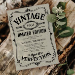 Invitación Vintage Cualquier Edad Cumpleaños de Adultos<br><div class="desc">Dé un paso atrás en el tiempo con nuestras invitaciones de cumpleaños para adultos Vintage. Con un fondo de crema sucia que puede ser adaptado a cualquier color de su elección, esta invitación le infunde un encanto del viejo mundo a su celebración. La plantilla de texto con temática de whisky...</div>