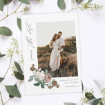 Invitación Vintage Floral Boho Photo Wedding Save the Date<br><div class="desc">La antigua boda fotográfica de Floral Boho Save the Date es un diseño romántico que presenta hermosas flores rosas sobre un fondo blanco limpio con foto de retrato. Haga clic en el botón de edición para personalizar de este diseño.</div>