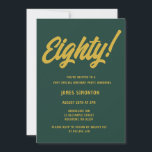 Invitación Vintage Golden Script 80th Birthday Party<br><div class="desc">Ochenta está escrito en un gran tipo de letra en negrita y acentuado con un punto de exclamación. Todo el texto es oro. Diseño minimalista perfecto para un hombre.</div>