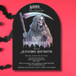 Invitación Vintage Grim Reaper Surprise 30th Birthday Fiesta<br><div class="desc">Cree la invitación final de la fiesta de cumpleaños número 30 con esta invitación a los 30 años de la Vieja Parca, perfecta para los que aman Halloween, el horror y todas las cosas espeluznantes y macabras. Con un Grim Reaper de color oscuro vestido de gris oscuro, morado y rojo,...</div>