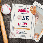 Invitación Vintage rookie béisbol rojo azul primer cumpleaños<br><div class="desc">¡Lleve a un fiesta de primer cumpleaños con nuestra invitación temática de béisbol Rookie Vintage! Celebra tu pequeño novato por primera vez, con esta invitación al béisbol rojo y azul que incluye un bate de béisbol, bola y guante en acuarela, cambia las franjas y el texto al color de tu...</div>