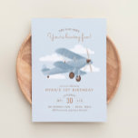 Invitación Vintage Travel Airplane Boy Birday Party<br><div class="desc">Celebre un cumpleaños especial con esta invitación de estilo vintage inspirada en el viaje,  que incluye un biplano azul con detalles neutrales.</div>