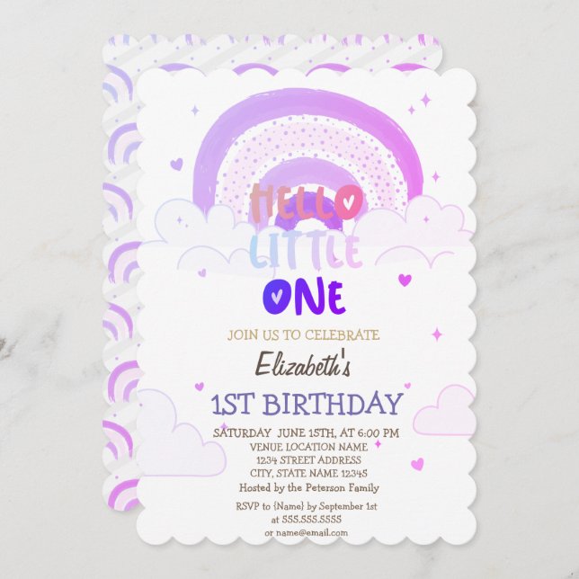 Invitación Violeta nubes arcoiris saludan a pequeña un cumple (Anverso / Reverso)