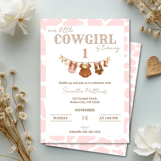Invitación Vístete de Rosa Cumpleaños Occidental de Vaquera (Saddle Up! Pink Cowgirl Western Birthday Invitation)