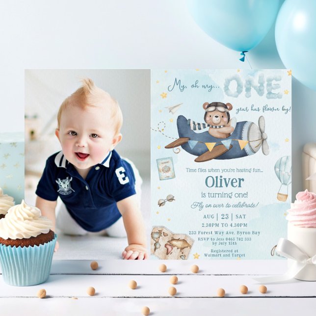 Invitación Vuelos de tiempo del avión azul del oso Una foto d (cute bear riding a blue plane adventure 1st birthday turning one photo picture invitation card )