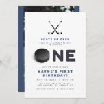 Invitación WAYNE Hockey Sport foto temática primer cumpleaños<br><div class="desc">Esta primera invitación de cumpleaños incluye palos temáticos de hockey y un disco con una divertida combinación de colores azul y blanco y una parte posterior opcional de la foto para un toque personal. Parar con cualquier cosa en la colección WAYNE para un aspecto cohesivo.</div>