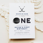 Invitación WAYNE Hockey Sport foto temática primer cumpleaños<br><div class="desc">Esta primera invitación de cumpleaños incluye palos temáticos de hockey y un disco con una divertida combinación de colores azul y blanco y una parte posterior opcional de la foto para un toque personal. Parar con cualquier cosa en la colección WAYNE para un aspecto cohesivo.</div>