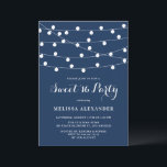 Invitación Whimsical String ilumina a Navy Blue Sweet 16 Fies<br><div class="desc">Invite a la familia y amigos a su evento con esta animada y dulce invitación de dieciséis personas. Personalice agregando nombres,  hora,  fecha,  lugar y otros detalles del evento. Esta invitación para luces de cuerda es perfecta para 16 fiestas dulces al aire libre.</div>