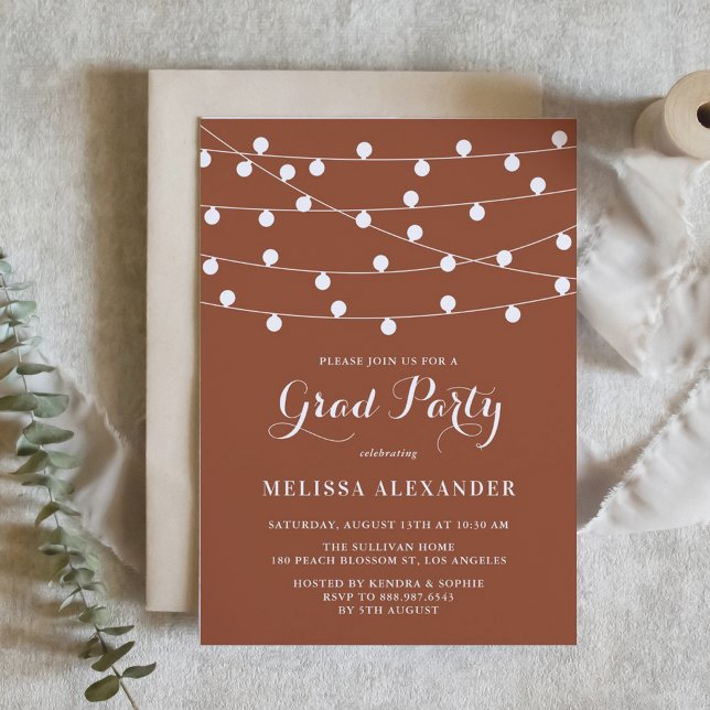 Invitación Whimsical String ilumina la graduación de Terracot (Customizable boho graduation invitation featuring string lights and a terracotta background.)