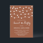 Invitación Whimsical String Lights Terracotta Sweet 16 Fiesta<br><div class="desc">Esta elegante y caprichosa invitación dulce de 16 invitados incluye luces blancas de hada colgadas en un fondo de terracota. Personalice agregando sus detalles. Esta dulce invitación de terracota dieciséis es perfecta para fiestas de cumpleaños al aire libre y de otoño.</div>