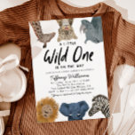 Invitación Wild One Safari Animals Baby Shower<br><div class="desc">Cute Safari tema tarjeta de plantilla de invitación a la ducha para bebés con un ilustracion dibujado a mano de una jirafa,  leopardo,  rinoceronte,  león,  elefante y cebra. El texto dice "un poco salvaje está en camino". Invitación perfecta de neutralidad de género.</div>