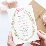 Invitación Wildflower Pink Bow Baby Shower<br><div class="desc">Invitación de Baby Shower con un marco de flores silvestres acuáticas y un arco rosa bonito. Personalizar con tu información para que la madre lo sea. Haga clic en "hacer clic para ver más personalizar" para cambiar el estilo,  tamaño o color de la fuente.</div>