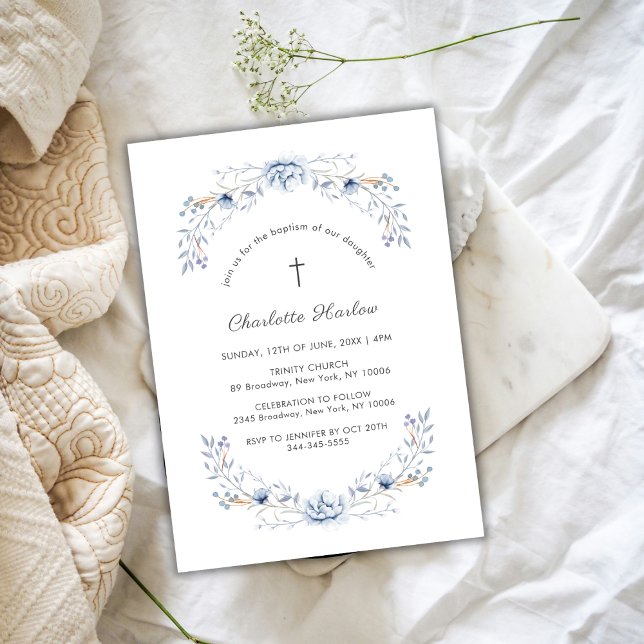 Invitación Winter Blue Wildflower cruza el bautismo (Winter Blue Wildflower Wreath Cross Baptism Invitation)