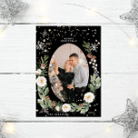 Invitación Winter Floral Wreath Photo Happy Holiday Card<br><div class="desc">Flor de invierno con una combinación de suave flor crema y follaje de pino, junto con estrellas de Relieve metalizado de oro falsas y copos de nieve. Par estos encantadores ilustraciones con su propia foto y guión para una increíble tarjeta de vacaciones. Puede optar por cambiar el saludo que le...</div>