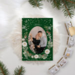 Invitación Winter Floral Wreath Photo Happy Holiday Card<br><div class="desc">Flor de invierno con una combinación de suave flor crema y follaje de pino, junto con estrellas de Relieve metalizado de oro falsas y copos de nieve. Par estos encantadores ilustraciones con su propia foto y guión para una increíble tarjeta de vacaciones. Puede optar por cambiar el saludo que le...</div>