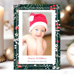 Invitación Winter Holly Berries Floral Christmas Photo Card<br><div class="desc">Celebra las vacaciones con esta elegante tarjeta de foto personalizada de Navidad. Con un marco de bayas y grietas festivas, esta tarjeta le agrega un toque de magia de invierno a su foto familiar favorita. Personalizar con el nombre de su familia y el saludo de vacaciones personal, lo que lo...</div>