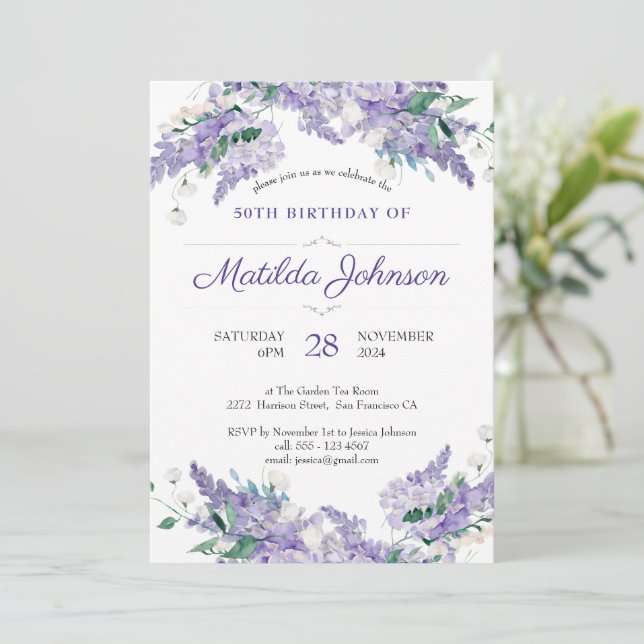 Invitación Wisteria 50 cumpleaños Personalizado púrpura elega (Anverso de pie)