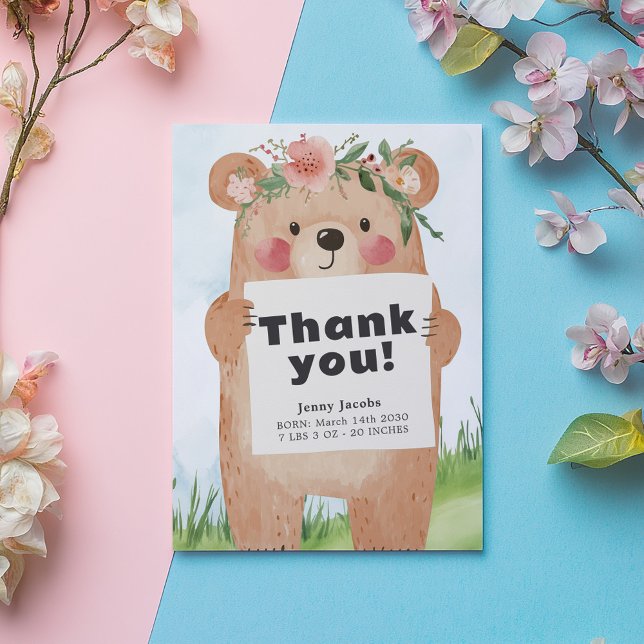 Invitación Woodland Bear Baby Shower Gratitude gracias (Cute baby girl bear holding a "Thank you" sign illustration on a grassy hill with baby details)