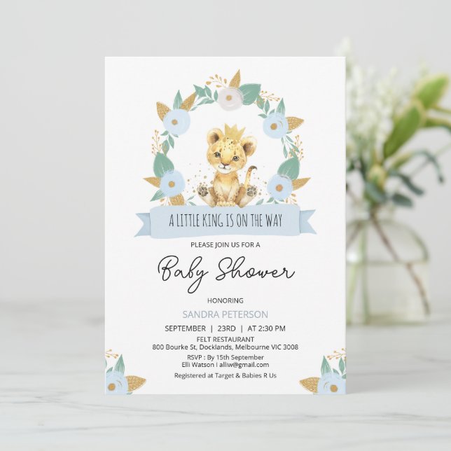 Invitación Wreath Blue Floral Baby Lion Baby Shower (Anverso de pie)
