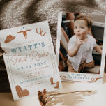 Invitación WYNONA Naranja quemado Vaquero Azul primer cumplea<br><div class="desc">Esta invitación para su primer cumpleaños incluye modernos gráficos de vaqueros del suroeste y naranjas quemados bohemios y colores azules con una parte posterior opcional de la foto. ¡💜 COLORES SON EDITABLES! Haga clic en 'editar diseño' para cambiar los colores de su fiesta. Verá el grupo gráfico en la parte...</div>