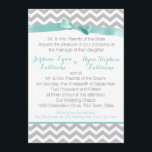 Invitación Zigzag Aqua y Bow modernos<br><div class="desc">Patrón de zag o chevron en grisáceo con una invitación a una boda de color bonito-agua.</div>
