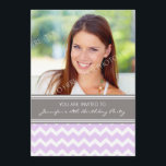 Invitaciones a fiestas de cumpleaños Purple Grey P<br><div class="desc">Personalizado Photo 18th invitaciones de fiesta de cumpleaños en elegante y luminoso lavanda morado,  carbón vegetal gris y blanco y moderno patrón de zigzags chevron. Añade tu nombre,  foto y detalles del fiesta para una invitación única y elegante para una fiesta de cumpleaños.</div>