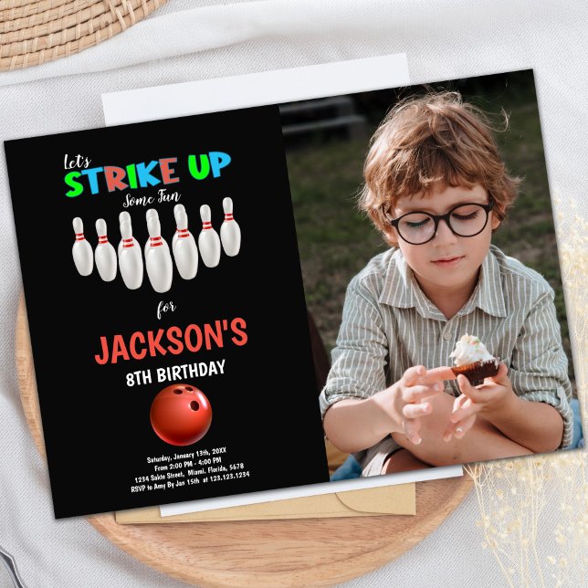 Invitaciones a fiestas de diversión de personaliza (Black Background Bowling Birthday Invitations phot)