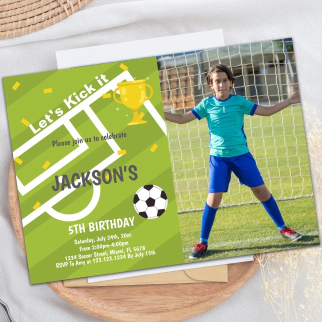 Invitaciones a fiestas deportivas de personalizabl (World Cup Light Green Soccer Birthday Invitations)
