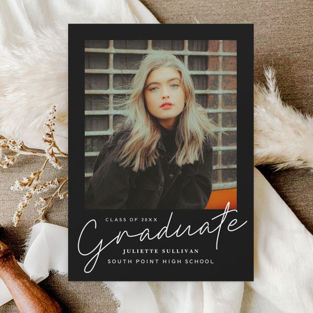 Invitaciones a graduación de fotos sencillas con g (Elegant modern script graduate 3 photo graduation invitation announcements.)